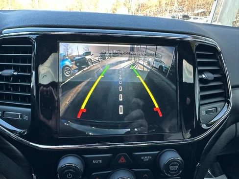 Used 2021 Jeep Grand Cherokee Laredo X AWD/4WD image 32