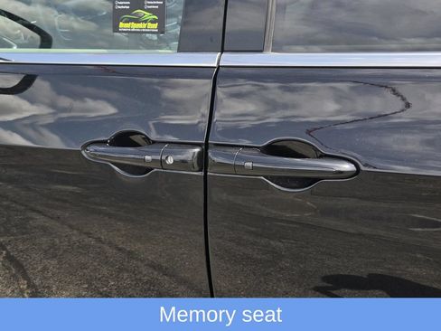 Used 2024 Chrysler Pacifica Touring-L FWD image 7