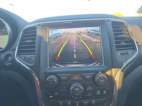 Used 2018 Jeep Grand Cherokee Altitude RWD image 21