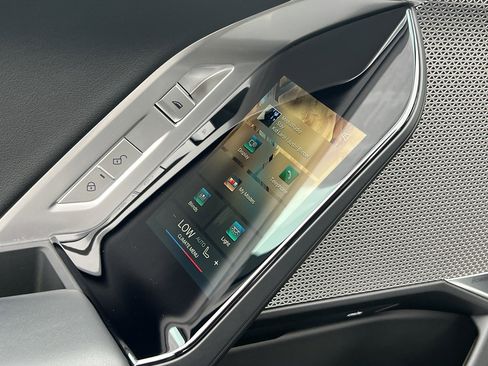 Used 2023 BMW 760i xDrive image 36