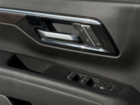 New 2026 Chevrolet Suburban Premier image 21