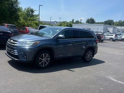 Used 2017 Toyota Highlander XLE AWD/4WD image 3