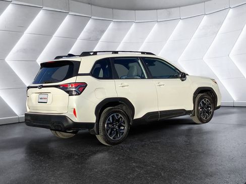 Used 2025 Subaru Forester Base image 4