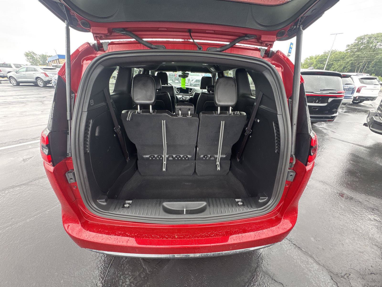 Used 2025 Chrysler Pacifica Select FWD image 12