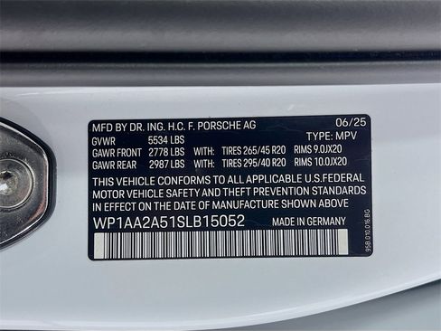 Certified 2025 Porsche Macan image 27