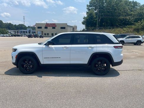 Used 2023 Jeep Grand Cherokee Laredo AWD/4WD image 5