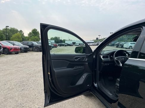 Used 2023 GMC Acadia SLT w/ Preferred Package FWD image 18