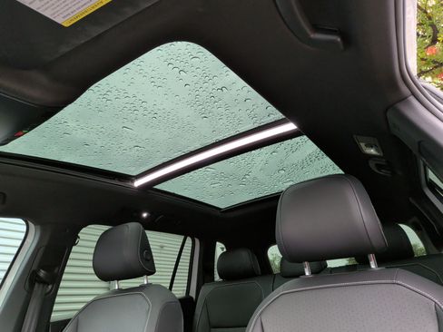 Used 2023 Volkswagen Tiguan SE R-Line FWD image 15