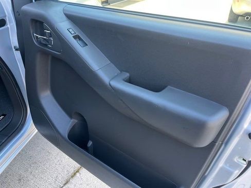 Used 2011 Nissan Frontier SV image 22