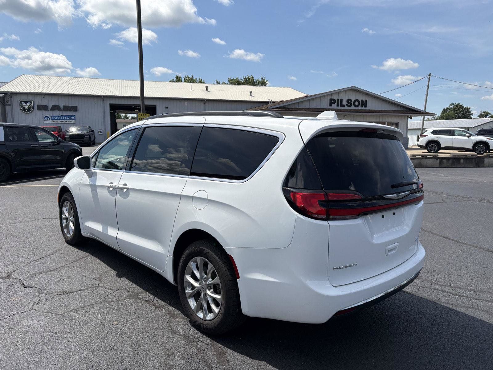 Used 2022 Chrysler Pacifica Touring-L AWD/4WD image 19