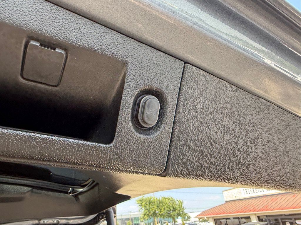 Used 2020 Cadillac Escalade Premium Luxury RWD image 27