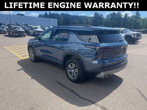 Used 2025 Chevrolet Traverse LT image 4