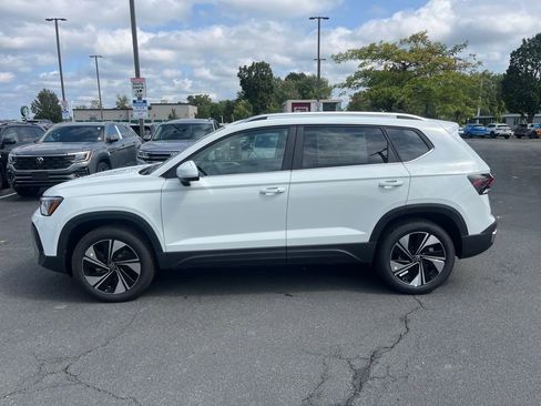 New 2025 Volkswagen Taos SE image 5