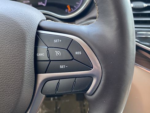Used 2020 Jeep Grand Cherokee Overland AWD/4WD image 36