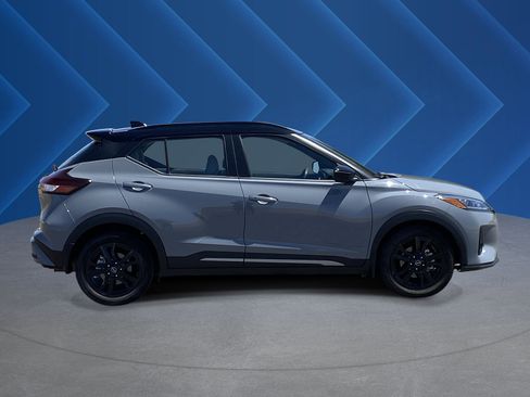 Used 2023 Nissan Kicks SR w/ SR Premium Package FWD image 2