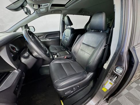 Used 2020 Toyota Sienna SE w/ SE Preferred Package FWD image 17