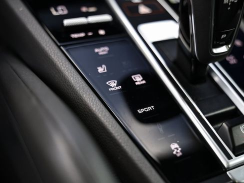 Used 2022 Porsche Cayenne Platinum Edition image 41