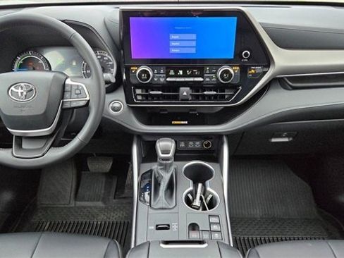 Certified 2024 Toyota Highlander XLE image 7