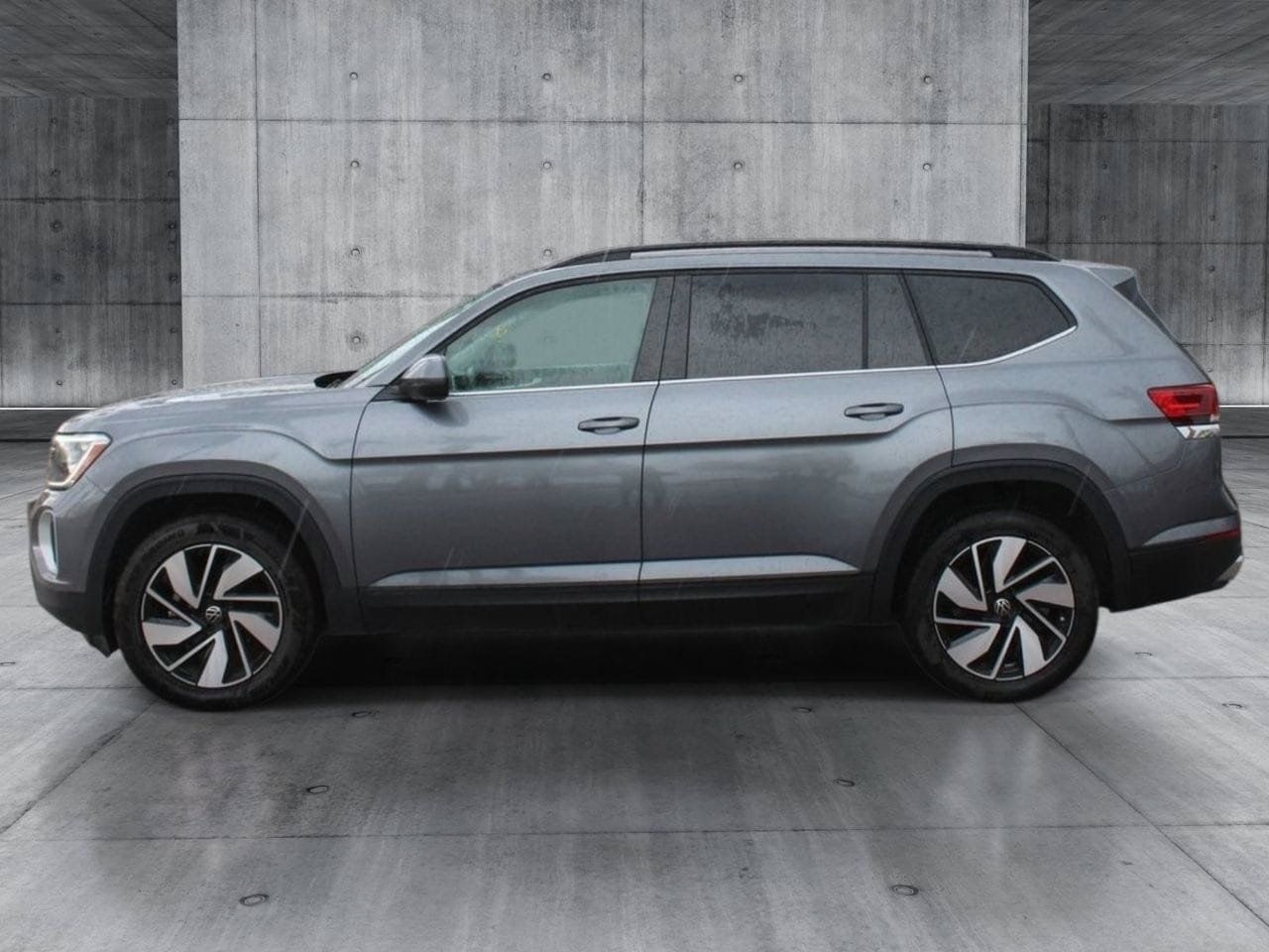 Used 2025 Volkswagen Atlas SE AWD/4WD image 2