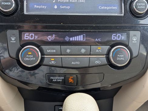 Used 2015 Nissan Rogue SV w/ SV Premium Package AWD/4WD image 28
