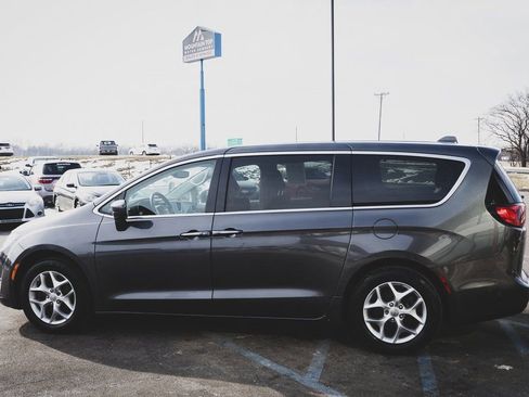 Used 2019 Chrysler Pacifica Touring Plus w/ Advanced Safetytec Group image 20