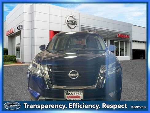 Used 2025 Nissan Pathfinder SL AWD/4WD image 2