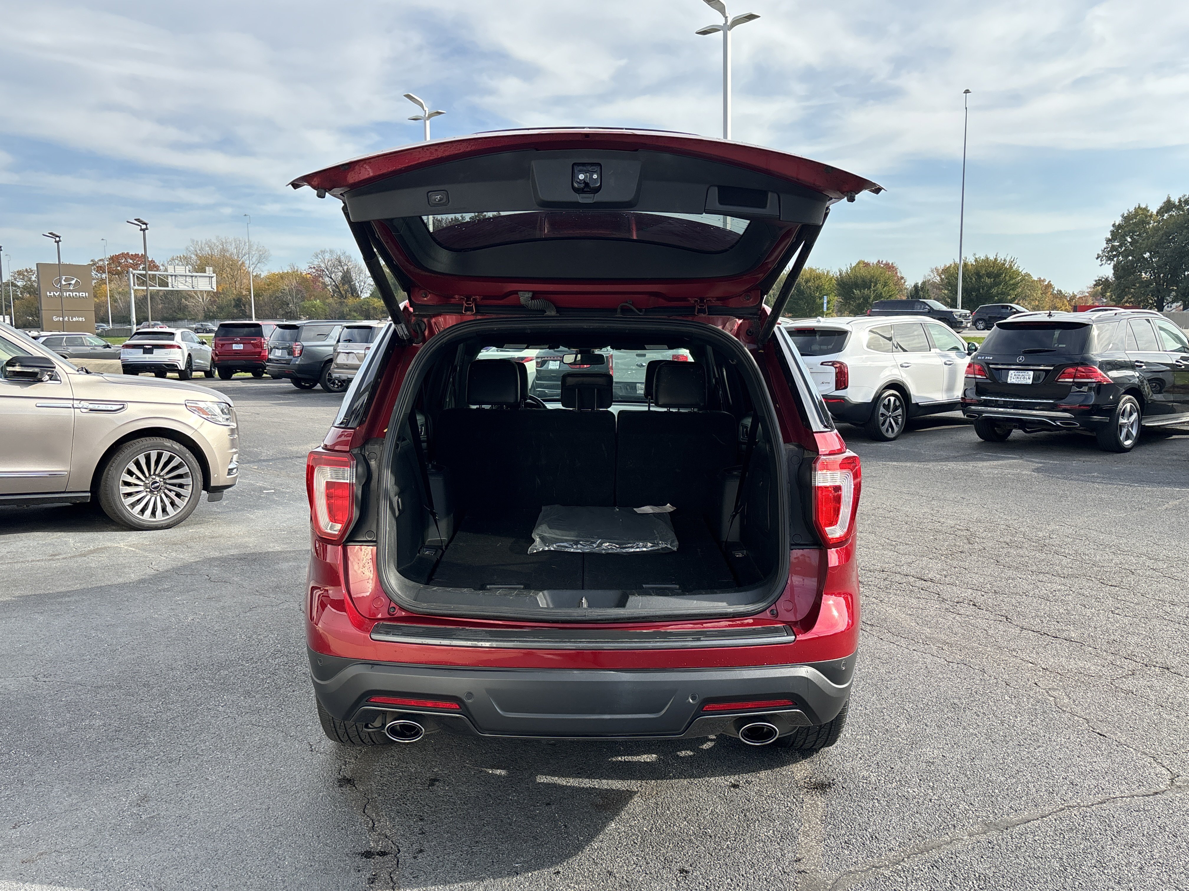 Used 2018 Ford Explorer XLT w/ Equipment Group 202A AWD/4WD image 10