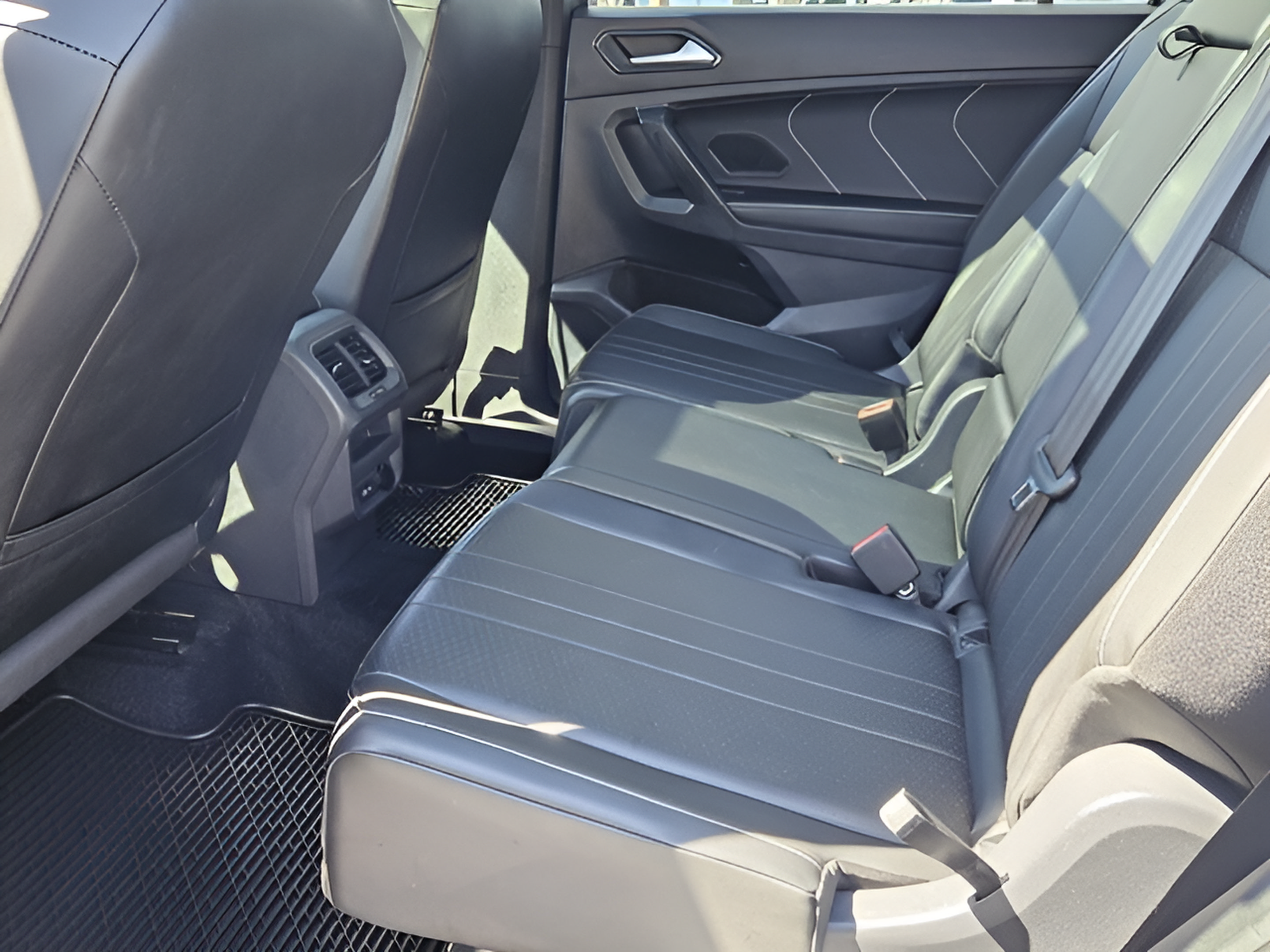 Used 2023 Volkswagen Tiguan SE R-Line FWD image 10