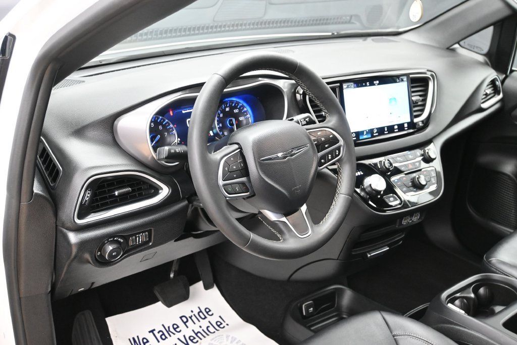 Used 2025 Chrysler Pacifica Select FWD image 11