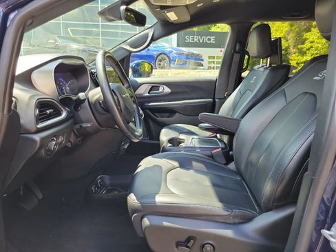 Used 2018 Chrysler Pacifica Touring-L Plus w/ Advanced Safetytec Group FWD image 9