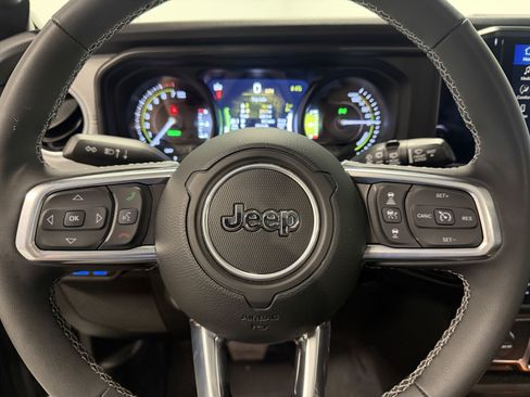Used 2025 Jeep Wrangler Unlimited Sahara w/ Safety Group AWD/4WD image 14