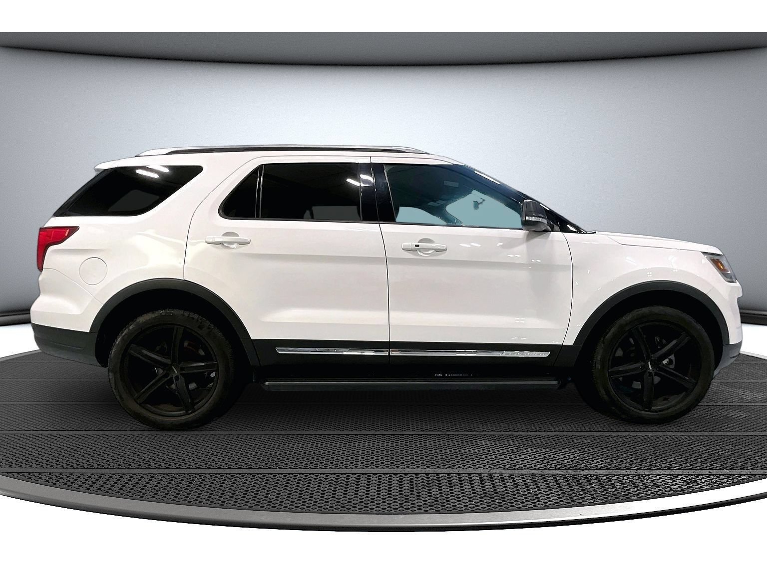 Used 2019 Ford Explorer XLT w/ Equipment Group 201A AWD/4WD image 14