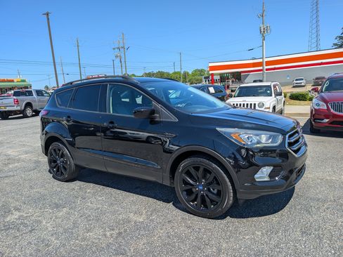 Used 2017 Ford Escape SE w/ Equipment Group 201A image 3