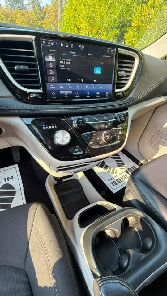Used 2023 Chrysler Pacifica Touring-L AWD/4WD image 11