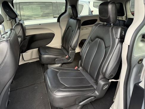 Used 2023 Chrysler Pacifica Touring-L image 13