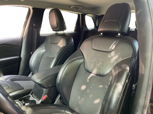 Used 2019 Jeep Cherokee Latitude Plus AWD/4WD image 27