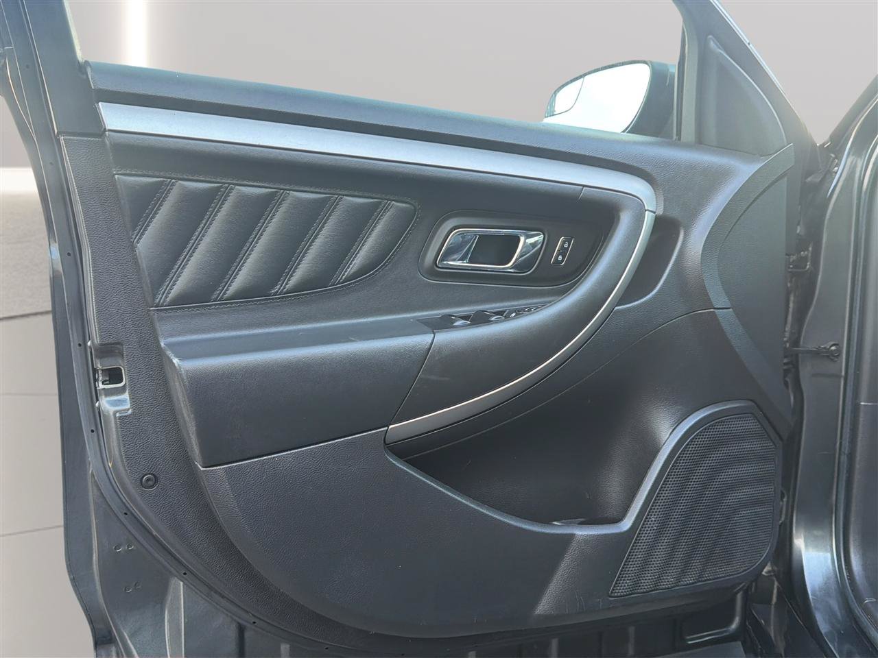 Used 2016 Ford Taurus SEL w/ Equipment Group 201A FWD image 15