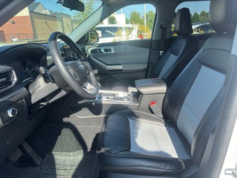 Used 2022 Ford Explorer XLT w/ Equipment Group 202A AWD/4WD image 6