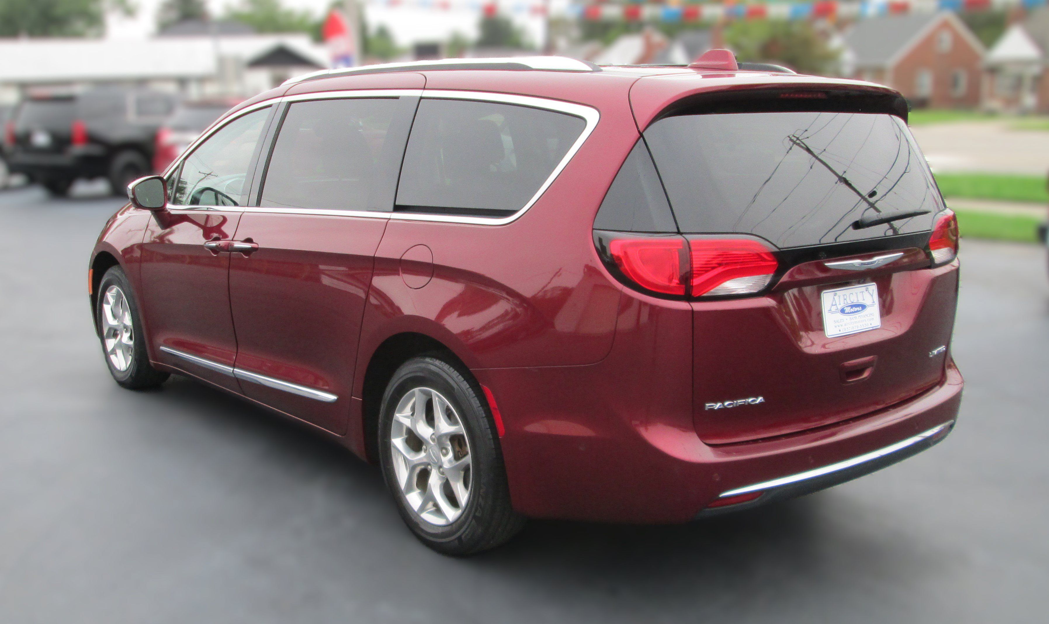 Used 2019 Chrysler Pacifica Limited w/ Advanced Safetytec Group FWD image 6