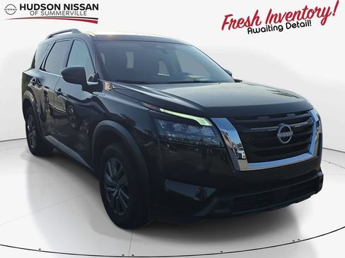 Used 2025 Nissan Pathfinder SV FWD image 1
