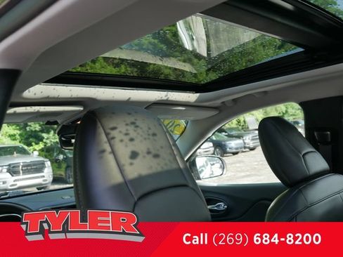 Used 2021 Jeep Cherokee Limited AWD/4WD image 38