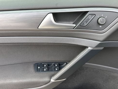 Used 2019 Volkswagen e-Golf SE w/ Driver Assistance Package image 11