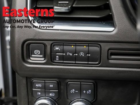 Used 2024 GMC Yukon XL SLT AWD/4WD image 24