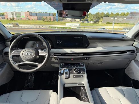 Used 2024 Hyundai Palisade SEL FWD image 3