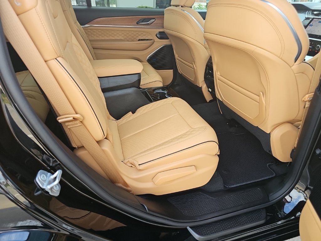 Certified 2024 Jeep Grand Cherokee L Summit AWD/4WD image 32