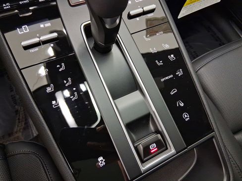 Used 2026 Porsche Macan AWD/4WD image 28
