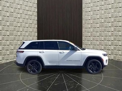 Used 2024 Jeep Grand Cherokee Altitude AWD/4WD image 5