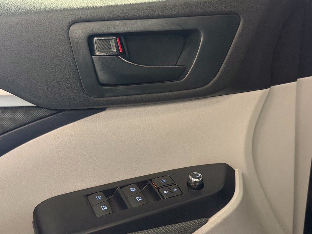 Used 2019 Toyota Highlander LE FWD image 13