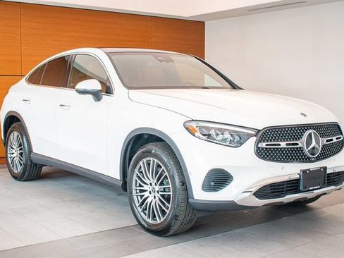 Used 2025 Mercedes-Benz GLC 300 4MATIC image 3