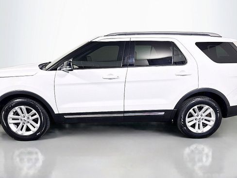 Used 2017 Ford Explorer XLT w/ Equipment Group 202A image 4